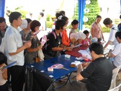 うちわ作りをするラオス人たち