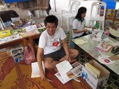 一体何がそんなにうれしいのか...昼ビールか...