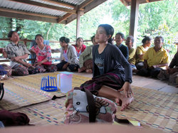 写真中央：JVCスタッフのオバンティーン