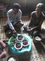 スープを囲んで朝食タイム