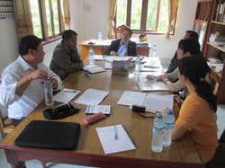 サントン郡の行政官（中央奥）から、登録手続きなどについて話を伺った