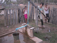 井戸水の汲み上げに挑戦！