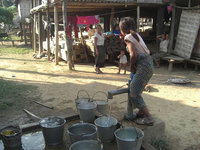 次々にバケツに水を汲んでいく