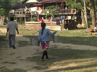 竹棒を使ってバランスを取りながら家路に向かう