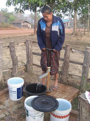 ラオスの女性は、スイスイと水を汲み上げる力持ち