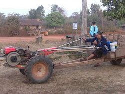 カートを運転して水を運ぶ人もいる