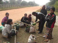 買う人がラタンを選ぶ時は、しゃがんで休憩？