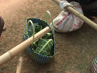 ラタンをカゴに入れて竹棒にかついで売り歩く