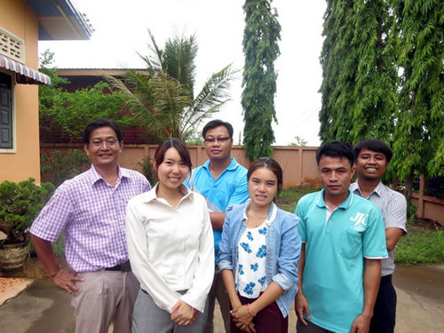 事務所前で農業チームのスタッフと。私以外はラオス人ですが、どれが私かわかりますか？