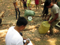 積み替えた後の紛失を防ぐため、一袋ずつ重さを量り通し番号を記帳。