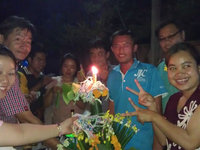 JVC事務所でもお祝いをしました！真ん中にあるのは「バーシー」というお祝い時に必ず用意するもの。バナナの葉でできていて、パークワンと呼ばれる。 