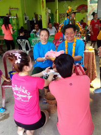 両親に祝福をしている様子。右上は農業担当のラオス人スタッフ