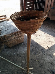 大体鶏の雛のカゴも置かれています