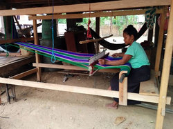 対象村で見つけた機織をする女性