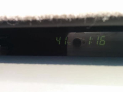 41度を指す車の温度計