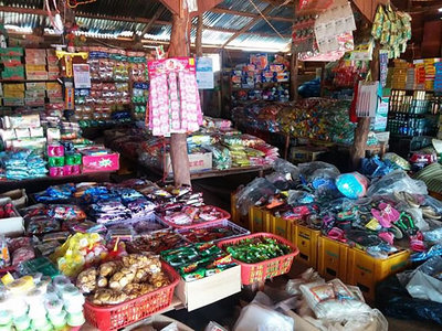 ドンサン村の道沿いにある小商店