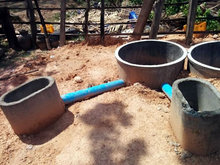 手前の二つが便器の土台で奥の丸いのが汚物が流れて貯めるところ