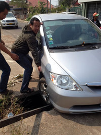 脱輪した車の写真