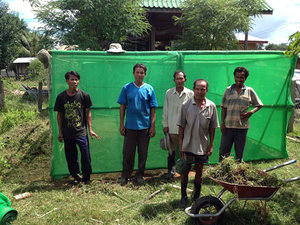 完成した育苗小屋の前でポーズ