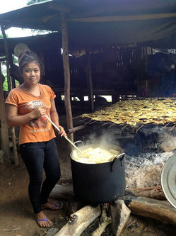大量のタケノコと格闘する娘さん