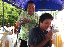 びしょ濡れになると分かっていても一張羅で参加するもの