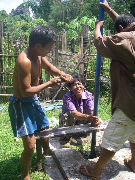 どこが悪いか見ているところ。水が噴き出したが、楽しそうです