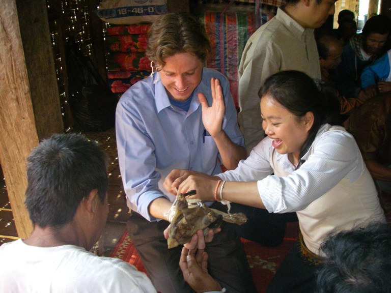 手に食べ物か飲み物を持つのが正式