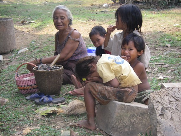 積極的なおばあさんにくらべ、孫たちは恥ずかしがり