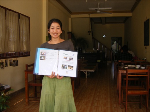 メニューを手に、オーナーのヒロさん