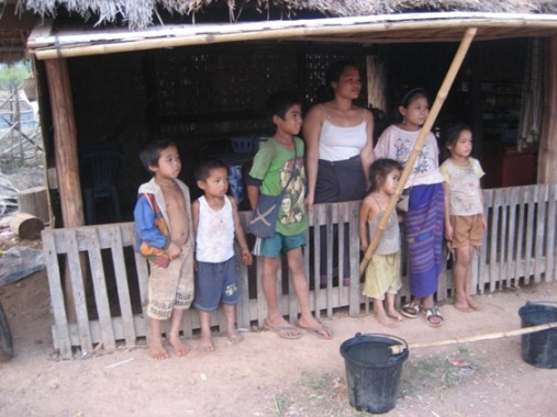 明らかに別のカメラを見てはいますが(写真提供:地球の木)