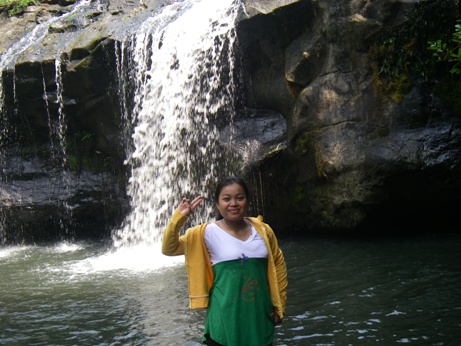 スタディーツアー先の滝で