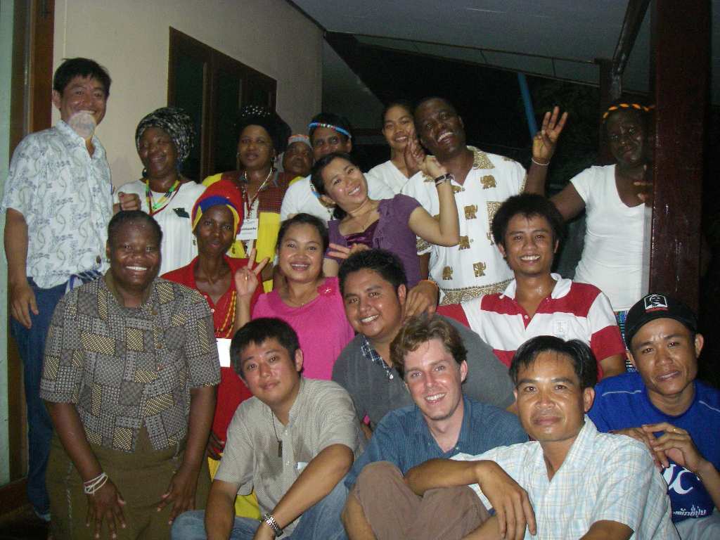 記念撮影　それにしてもこの一行、ノリノリである 