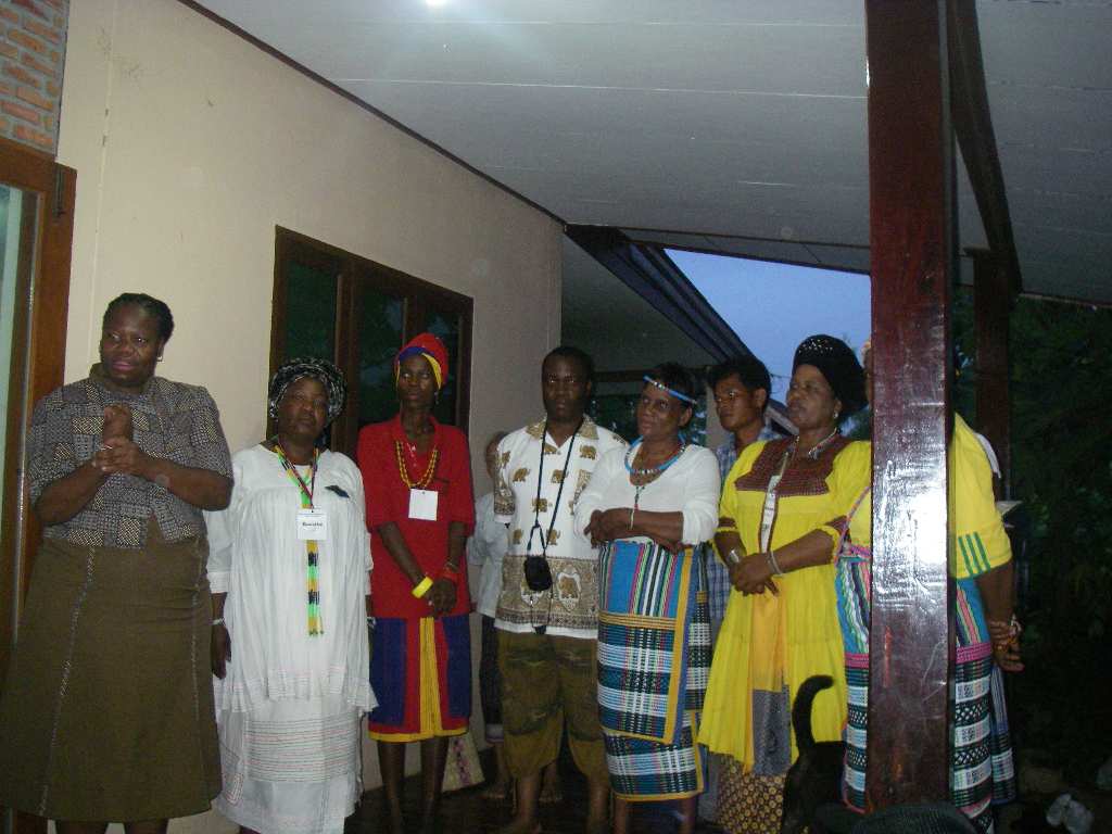 色とりどりの服をまとった南アからの参加者のみなさん