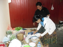 料理をするペダワンとレノル