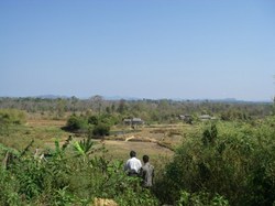 写真中央の家の向こうの道から来ました