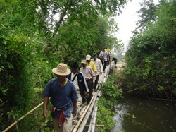 みな視線は下ですね