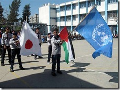 ボーイスカウトが国旗を持って入場行進