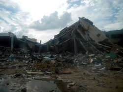 今回の紛争で空爆を受けたガザの建物（2012年11月　金子撮影）