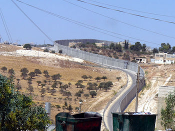 ヨルダン川西岸地区のなかに建設され、エルサレムを分離する「壁」。左がエルサレム側、右が西岸地区側。国際司法裁判所の勧告的意見では、西岸地区内に「壁」を建設するのは国際法違反とされた。（2007年8月、今野撮影）
