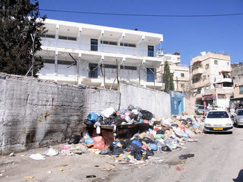 イスラエルが併合したエルサレム市内のパレスチナ人居住地区。分離壁で囲まれたこの地区内ではゴミ収集が行われておらず、生ゴミが道路に放置されている。（シュアファート難民キャンプ、2012年3月、今野撮影）