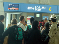 韓国ソウルの空港で、テルアビブ行きの飛行機に乗る観光客。