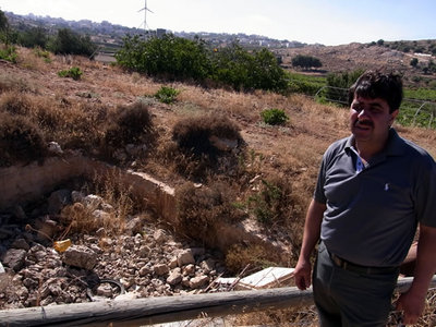 イスラエルによって破壊された貯水池（左手前）。（ヘブロン南部ワディアラにて）