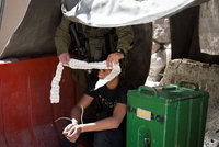 イスラエル軍に拘束された<br/>パレスチナ人の青年<br/>(6月16日 Oren Ziv / ActiveStills)