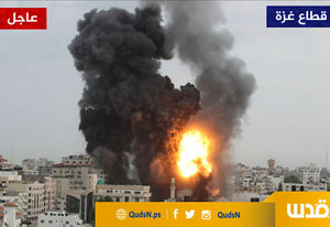 ガザ市内での空爆の様子<br/>7月7日、Alquds News Network