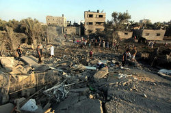 ガザ市内で空爆された家屋<br/>7月8日、Ashraf Amra safaimages