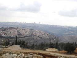 ナビー・サムエル村の周囲に建設されたイスラエルの違法入植地。今野撮影
