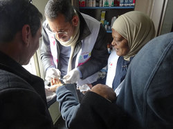 ナビー・サムエル村で、怪我をした住民の治療を行うMRSの医師と看護士。今野撮影