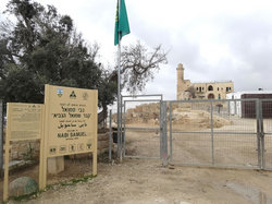 かつてナビー・サムエル村のあった場所。フェンスで囲まれてイスラエルの「国立公園」に指定され、奥のモスクの半分はユダヤ教のシナゴーグに転換された。2014年1月、今野撮影