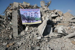 爆撃を受けて全壊したガザ地区、アル・ワファー病院。9月14日、金子撮影