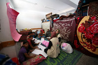 ガザ市内の避難所で、子どもの心理ケアを行うガザ事業スタッフ。9月14日、金子撮影